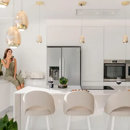 Сasa de vacaciones The White House By An Island *