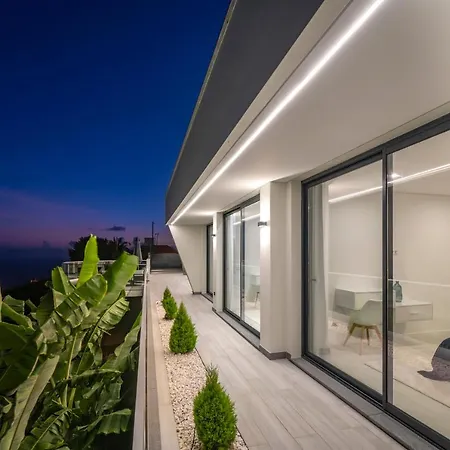 別荘 The White House By An Island