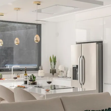 別荘 The White House By An Island