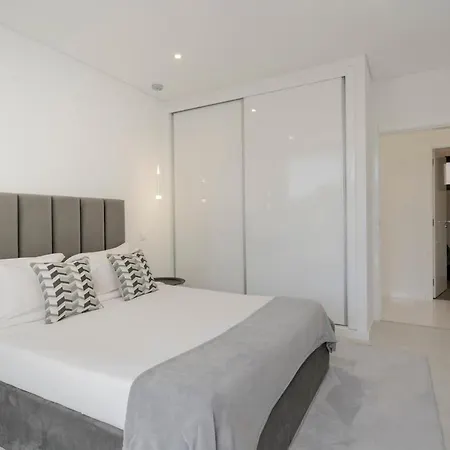 The White House By An Island * Понта-ду-Сол